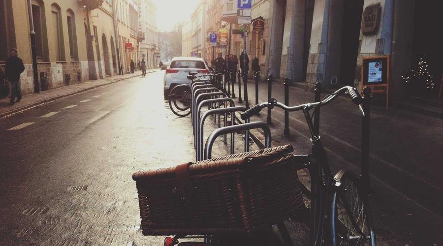 Une rue commerçante : les promotions des commerces de proximité